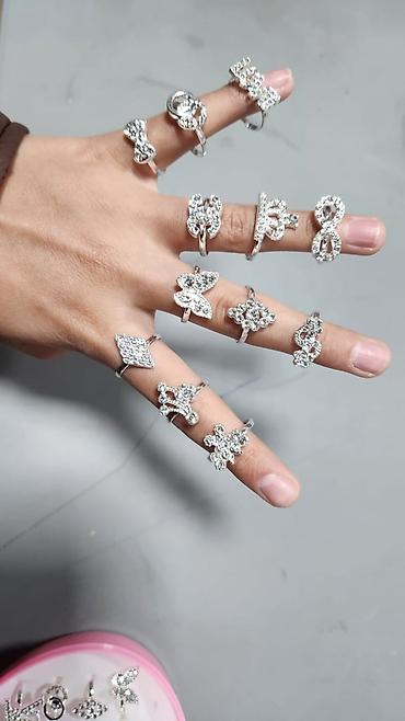 Наборы украшений: Набор детских колец в подарочной коробочке-сердце. - В комплекте — 9