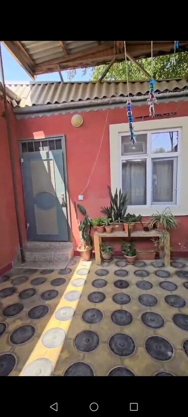 Сковородки: Həyət evi təqdim olunur. Evin qırmızı rəngdə fasadı və ağ çərçivəli