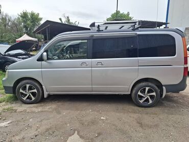 исфана авто: Минивэн Honda Stepwgn серебристого цвета. Оборудован рейлингами на