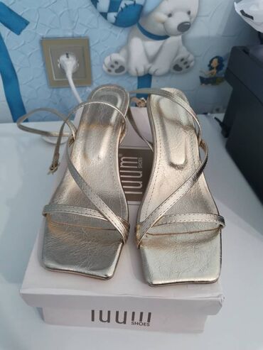 Basanoşka və səndəllər: Ölçü: 36, Yeni lalafo.az -da Basanoşka və səndəllər: Ölçü: 36, Yeni