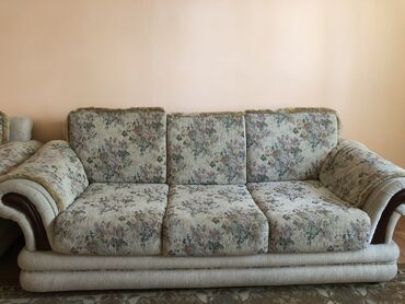 диван и 2 кресла мягкая мебель: Диван-кровать, цвет - Бежевый, Б/у