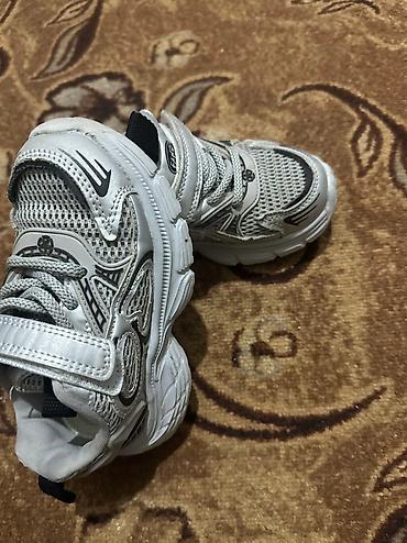 Детская обувь: Продаю кроссовки на мальчика в идеальном состоянии Черные 27р 600 сом — 3