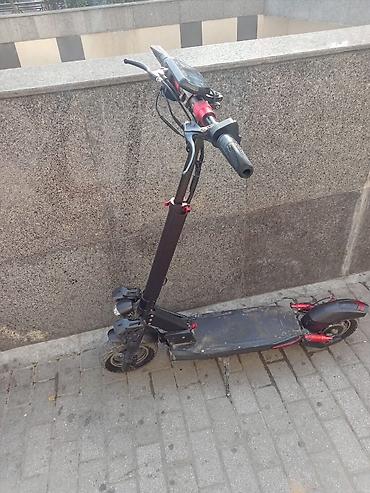 Электросамокаты: Elektrik skuter satılır. Qara və qırmızı rəng kombinasiya­sında, iri — 1