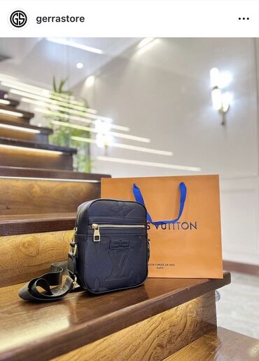 черная майка с бахромой: Классическая сумка, Louis Vuitton, Материал: Натуральная кожа, Застежка на молнии, Мужские