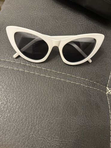 Ювелирные изделия: Ağ çərçivəli saint laurent original “cat-eye” üslubunda gün eynəyi. -