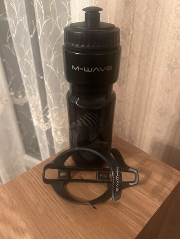 Техника для напитков: M-Wave markalı qara rəngli velosiped su qabı, tutacaq ilə birlikdə. Bu