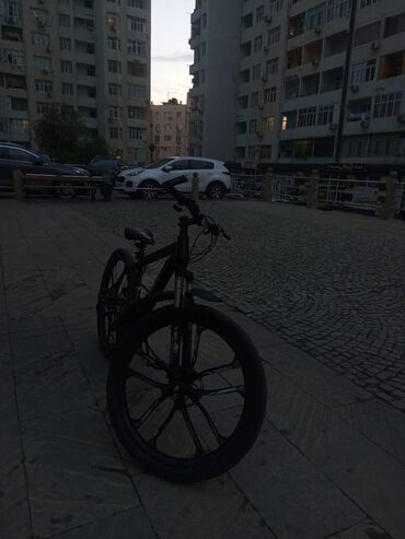 qaçış velosipedi: Salam velosiped 26liq seliqeli surulub tam iwlekdi cox gozel modeldi