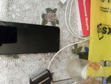 Redmi: Redmi brendinə məxsus bu smartfon iki arxa kameraya və flaşa malikdir