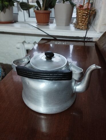 Чайники: Алюминиевый чайник, объем 3л, качество советское,цена 700сом