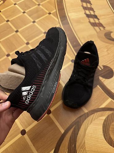 Kişi ayaqqabıları: Adidas krasofqa yaxşı vəziyyətdədir. Çox rahat krasofqadl Ünvan: 28 — 2