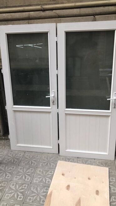 пластиковые двери для ванной: İki qapi Zamoku ilə bir yerdə cercivesinen bir yerde satilir Biri