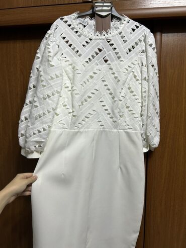 Ziyafət donları: Ağ rəngli zərif don - Üst hissə: ziqzaq naxışlı parça, dairəvi yaxa