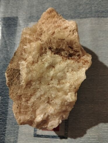 tamet şekilleri: Təbii mineral nümunəsi – kvars tipli dağ süxuru - Rəng: krem-ağ