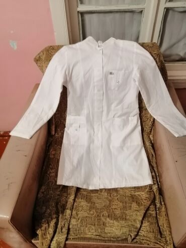 Tibbi geyim: Salam aleykum Ağ rəngde az geyinilmiş tibbi xalatlar ve başqa tibbi — 25