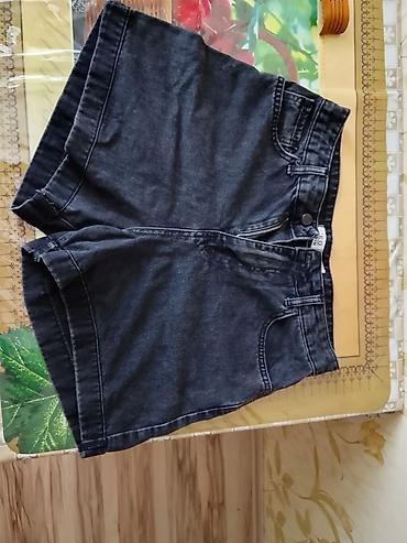 sort: Qara rəngli cins şort. Klassik denim parçasından hazırlanıb, düz və — 2