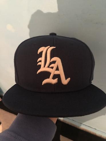 şlyapa: Qara-navy rəngdə snapback beysbol papağı - Ön hissədə iri “LA” loqosu — 3