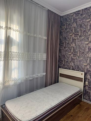 Çarpayılar: Tek nəfərlik çarpayı və döşək dəsti - Ölçü: təxmini 90×200 sm (tək — 1