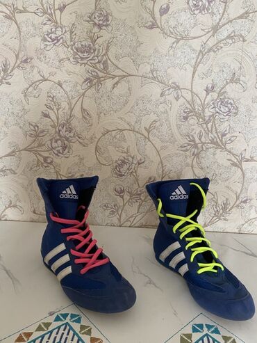 футбольные вещи: Продаю боксерки Adidas Box hog оригинал покупал за 10тысяч,размер:37,5