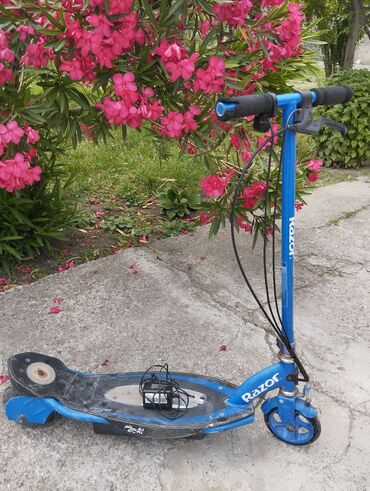 Dinamiklər və sabvuferlər: Elektrikli sukuter hek bir prablemi yoxdu