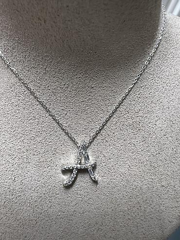 david jones: Подвеска-буква «A» на цепочке 750 проба - Материал: белый металл — 2