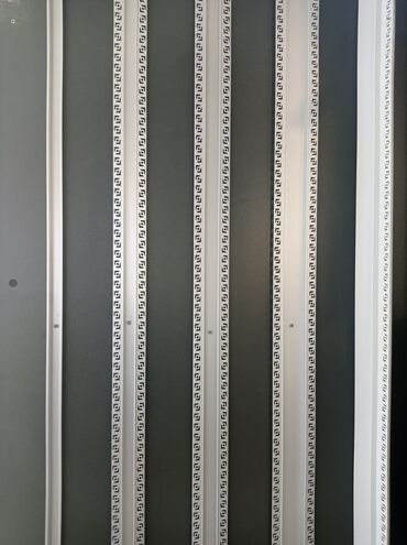 deko: Fendi loqosu ilə bəzədilmiş, açıq rəngli zolaqlara malik bu parça