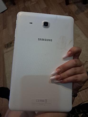 Samsung Galaxy Tab A (ağ rəng) - 8–9 düymlük ekran (təqribi), ön