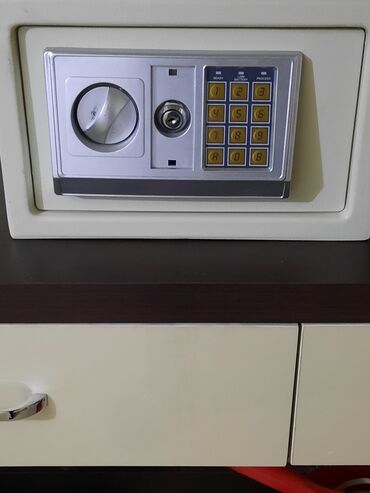 Bu seyf evdə, ofisdə və ya kiçik biznesdə dəyərli əşyaların saxlanması