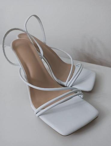obuća šafran sandale: Bele sandale koje se uklapaju uz svaki letnji outfit. ☀️👡 ✨ Dostupne — 5