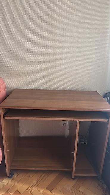office table: Компьютерный стол с надстройкой, цвет – тёплый орех. Особенности: - — 3