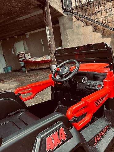 Детский мир: Uşaq üçün elektrikli “Jeep” tipli idarə olunan maşın Xüsusiyyətlər: - — 2