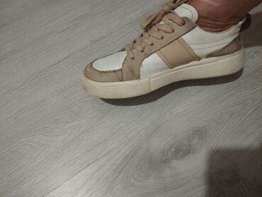 Сапоги: Обувь кожаная с Европы, цена первых 250 сом.Вторая обувь теплая очень — 14