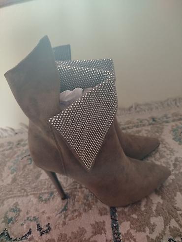 çekmeler: Qadın üçün incə dabanlı qısa çəkmə (ankle boot) - Material: süet — 1