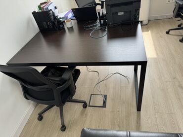 стол и диван: Комплект офисной мебели, Диван, Стол, цвет - Черный, Новый