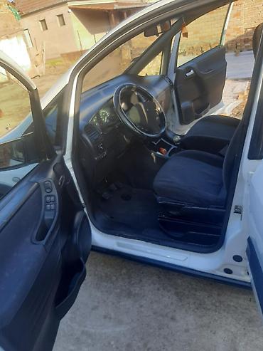 Opel: Opel Zafira A – sedmosed, bele boje, praktičan porodični MPV. Glavne — 9