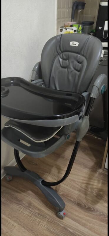 Yemək masaları, oturacaqları: Usaq qida masasi əla vəzyətdə,kəməridə var.Qiymət 55man.Unvan Hovsan