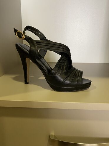 Женская обувь: Туфли Размер: 36, цвет - Черный