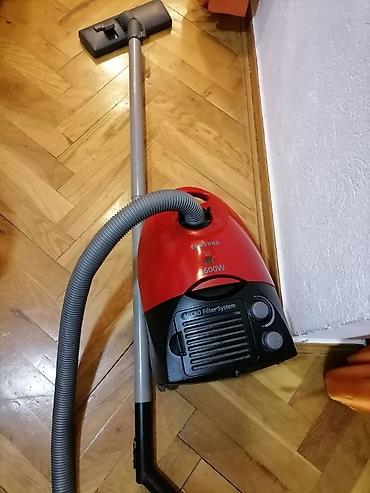 Klasični usisivači: Usisivač Samsung 1600w. Odličan usisivač Papirna kesa Dobro vuče i tih — 1