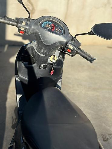 скутер 100куб: Скутер 50 см³, черный, с современным дизайном передней оптики и — 2