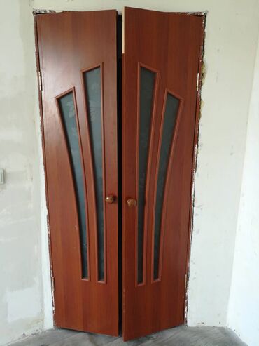 двери в подьезд: Четыре межкомнатные МДФ-двери в нормальном состоянии: 2 (распашные)