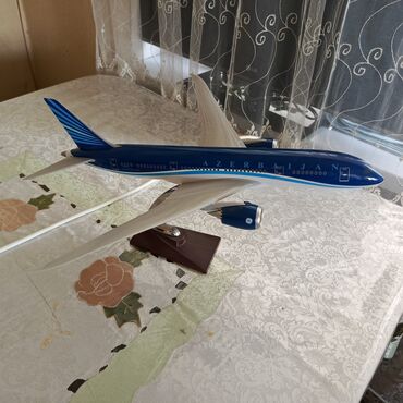 Digər əntiq əşyalar: Göy rəngdə, "Azerbaijan Airlines" loqosu olan təyyarə modeli. Bu