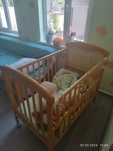 Детские кровати: Продаю кроватку район Кудайберген 2500 сом