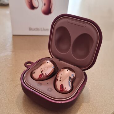 oneplus buds: Samsung buds live
Qutusu var
Usb kabeli var
Cox az istifade olunub