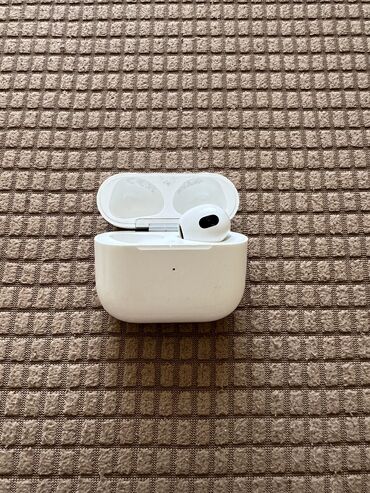 наушники apple 4s: Продаю AirPods 3 поколения правое ухо, оригинал из Америки! Зарядку