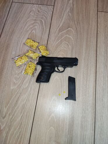 денежный пистолет: Три пистолета два из них стреляют обычными жёлтыми пульками а третий