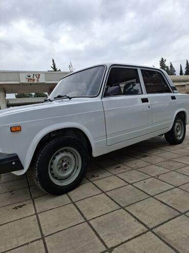 VAZ (LADA): VAZ 2107 sedan – ağ rəng, klassik korpus dizaynı. - Kuzov: 4 qapı — 8