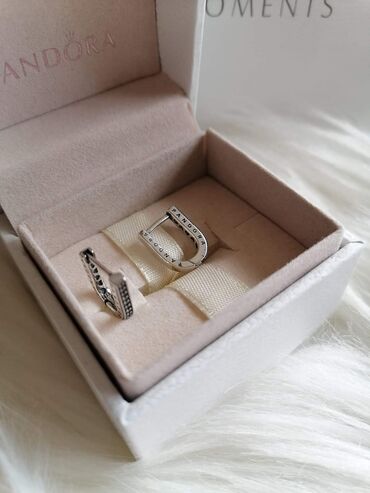 Minđuše: Pandora minđuše
Dobija se u kutijici
Cena:2100din — 10