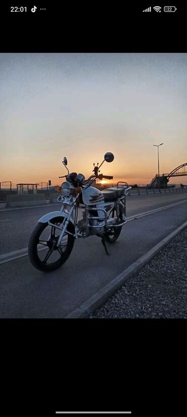 Motonəqliyyatın icarəsi: Ağ rəngli moped, parlaq xrom elementləri ilə tamamlanmışdır. Mopeddə