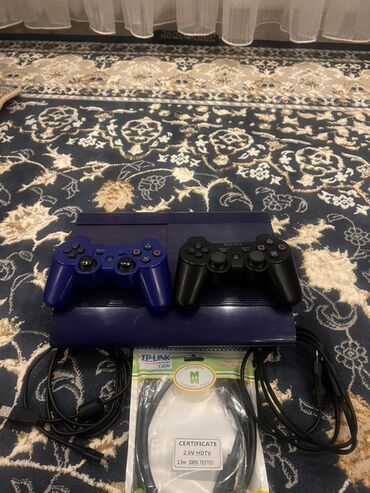 комплект материнка: Игровая консоль Sony PlayStation 3 синего цвета. В комплект входят два