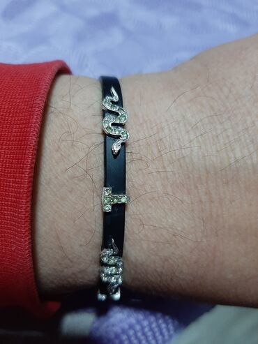 Narukvice: Srebrna narukvica 925 finoce sa gumenom podloskom ima dva slova i — 2