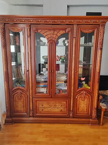Mebel: Klassik üslubda vitrinli kitab şkafı — 1
